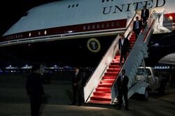 アングル：同行記者が見たトランプ氏専用機乗り換え作戦、「私が死ぬときは君たちも一緒だ」