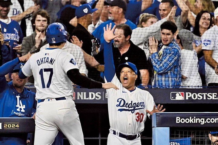 ロバーツ監督とハイタッチする大谷