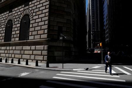 　４月１７日、ニューヨーク連銀は報告書で、米連邦準備理事会（ＦＲＢ）のバランスシート縮小（量的引き締め）が２０２５年まで続くとの見通しを示した。ニューヨークのＦＲＢで２０２１年撮影（２０２４年　ロイター/Shannon Stapleton）