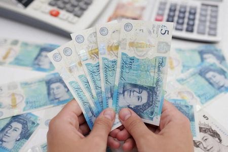 　投資業界情報会社ファンドスケープによると、英国のオンライン投資プラットフォームの顧客資産価値は今年これまでに１０００億ポンド（１１５０億ドル）以上減少した。写真はポンド紙幣。５月撮影（２０２２年　ロイター／Dado Ruvic）