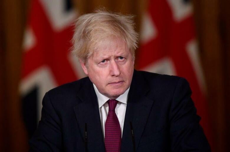 英国で感染力が強いとみられる変異種の新型コロナウイルスが広がっていることを受けて、欧州諸国が英国からの渡航禁止を相次いで発表した問題を巡り、ジョンソン英首相（写真）は21日に緊急会議を開き、対応を協議する。ロンドンで19日代表撮影（2020年　ロイター）