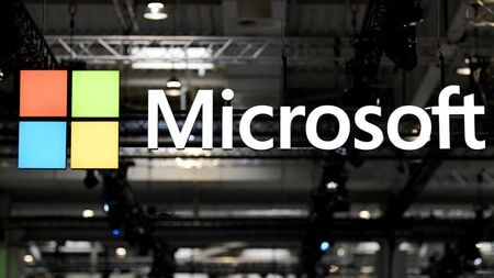 　９月１１日、米マイクロソフトは、生成人工知能（ＡＩ）のオープンＡＩが組織を改変して営利企業化するのを認める新たな非拘束の提携合意に署名した。写真はマイクロソフトのロゴ。独ハノーバーで３月撮影（２０２５年　ロイター/Fabian Bimmer）