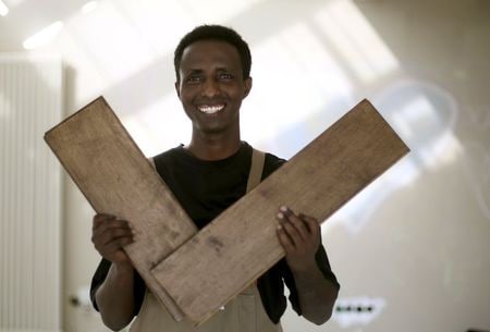 ９月１０日、欧州諸国の多くが難民・移民の大規模な受け入れは自国経済に損失をもたらし得ると考える一方で、ドイツは記録的な難民流入に頼ることで自国を救おうとしている。写真は独ドルトムントの床張り会社で見習いとして働くエリトリア出身の男性。８月撮影（２０１５年　ロイター/Ina Fassbender）