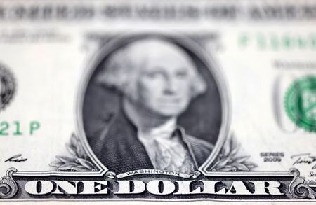 　１月２９日、午後３時のドルは、前日ニューヨーク市場の終盤から小幅ドル安／円高の１５３円付近で取引されている。写真は米ドル紙幣。２０２２年７月撮影（２０２６年　ロイター／Dado Ruvic）