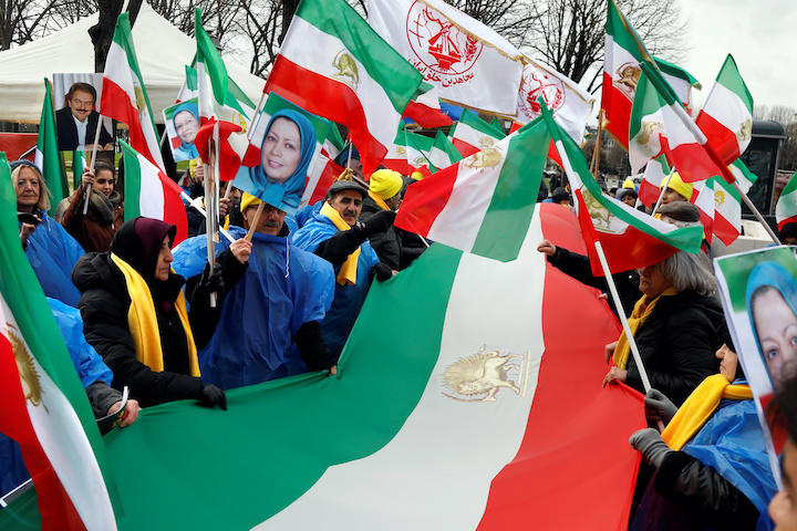 パリで街頭活動を行うイラン反体制派のグループ　Charles Platiau-REUTERS