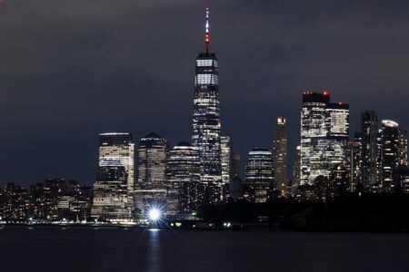 １２月８日、 格付け会社ムーディーズは新しいリポートで、来年はより多くの米商業用不動産所有者が銀行ではなく商業用不動産ローン担保証券（ＣＭＢＳ）の貸し手に目を向けるとの見通しを示した。写真はニューヨークのマンハッタン。７月撮影（２０２３年　ロイター/Amr Alfiky）