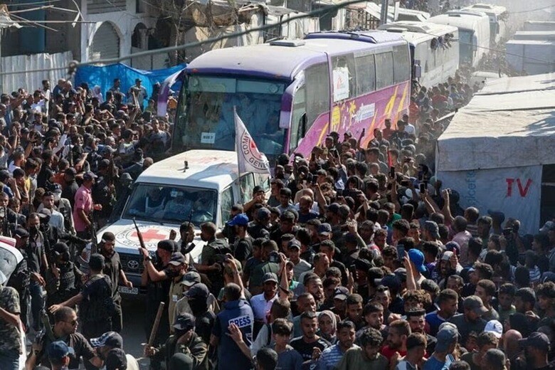 イスラム組織ハマスは１０月１３日、イスラエルとの停戦合意の第１段階として、生存する人質２０人を解放した。写真は解放されたパレスチナ人囚人を出迎える人々。ガザ南部ハンユニスのナセル病院で撮影（２０２５年　ロイター/Ramadan Abed）