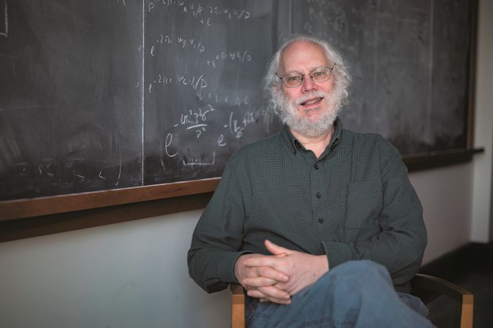 数学者のピーター・ショアは94年、古典的コンピューターには解読不能な暗号が量子コンピューターで解けることを理論的に証明した　CHRISTOPHER HARTING/MIT