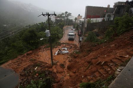 　米国立ハリケーンセンター（ＮＨＣ）によると、１日にメキシコ南部の太平洋沿岸やグアテマラに接近した熱帯低気圧は、２日に内陸に移動すると予想されている。写真はハリケーン「ジョン」で生じた土砂崩れの様子。メキシコのアカプルコで９月撮影（２０２４年　ロイター／Javier Verdin）
