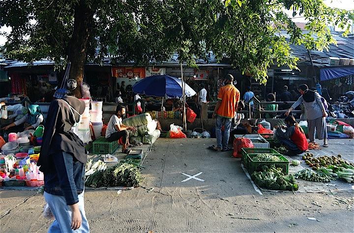 社会的距離の確保のためにマークが付けられたジャカルタ市内の市場　REUTERS/Ajeng Dinar Ulfiana
