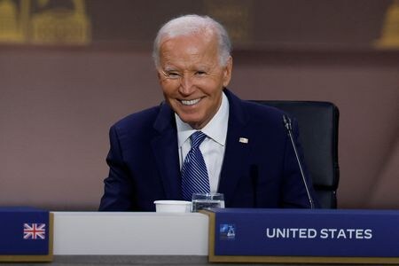 パウエル米連邦準備理事会（ＦＲＢ）議長は１０日の議会証言で、バイデン米大統領（写真）とのやり取りで認知能力の低下は見られなかったと述べた。写真は北大西洋条約機構（NATO）の創立75周年記念式典で１０日撮影（２０２４年　ロイター/Evelyn Hockstein）