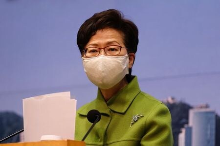 　香港の林鄭月娥（キャリー・ラム）行政長官は２３日、「愛国者」による香港統治を確実にするための中国の計画に支持を表明、中国への憎悪感情をなくし、「一国二制度」という香港の統治モデルを維持するために必要な計画だとの認識を示した。香港で１月撮影（２０２１年　ロイター/Tyrone Siu）