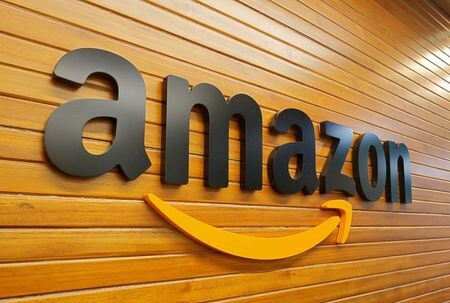 米アマゾン・ドット・コムは１０日、一部従業員の勤務体制として、一週間のうちオフィス勤務を３日、リモートワークを２日にすることを認めると発表した。写真はアマゾンのロゴ。２０１８年４月撮影（２０２１年　ロイター/Abhishek N. Chinnappa）