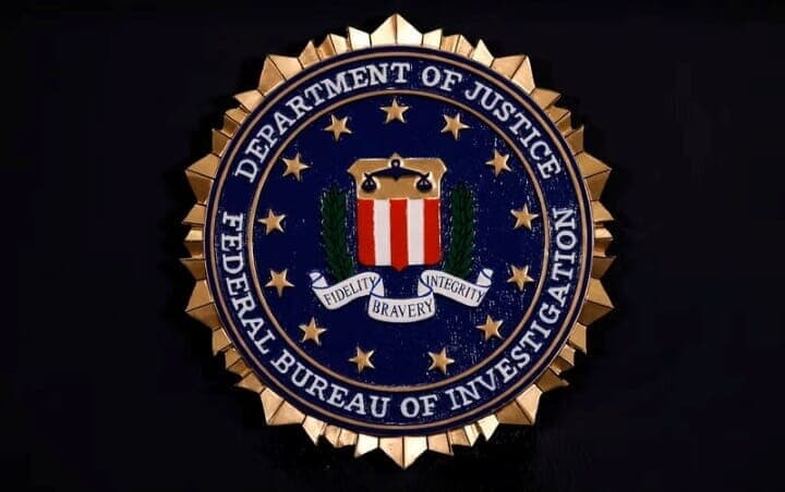 ９月２６日、２０２０年に行われた人種差別反対デモの最中、状況を鎮静化しようと路上でひざまずいた姿を撮影された複数の捜査官が米連邦捜査局（ＦＢＩ）に解雇された。写真は２０１８年６月、ワシントンのＦＢＩ本部で撮影（２０２５年　ロイター/Yuri Gripas）