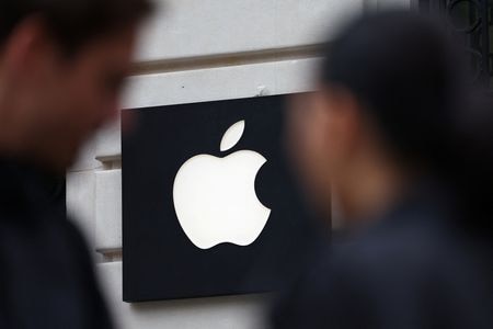 写真はパリのアップルストアのロゴ。2025年4月に撮影。REUTERS/Abdul Saboor