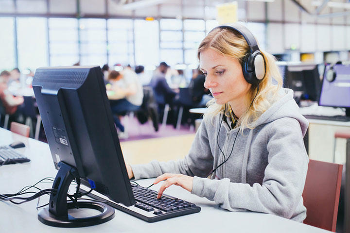 新形式のTOEICに対応して各スクールもテスト対策を強化している　anyaberkut-iStock.