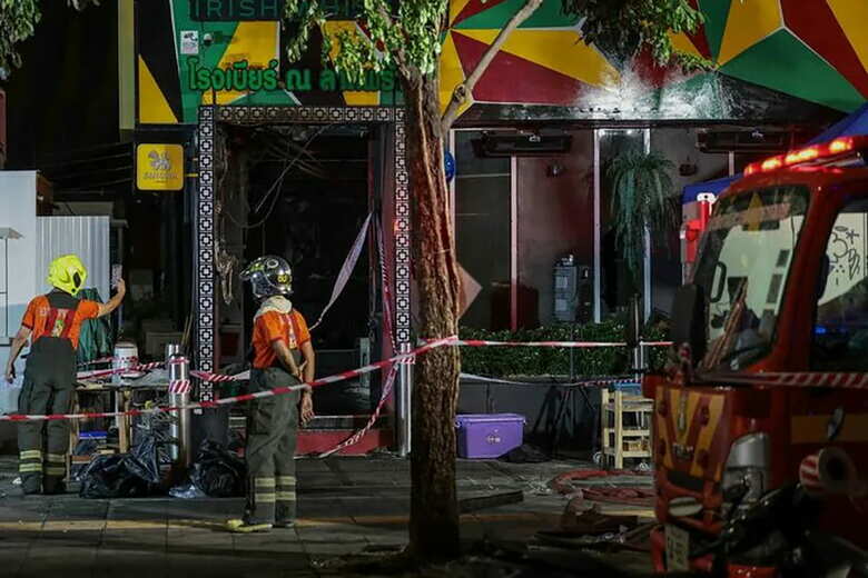 7月13日、バンコクで、爆発を伴う火災が発生したパブ。 REUTERS/Chalinee Thirasupa
