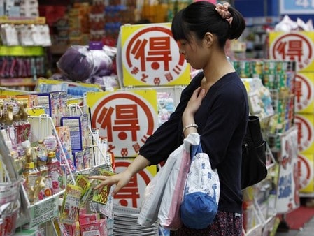 　７月３１日、日銀は、「経済・物価情勢の展望」（展望リポート）を公表した。物価見通しを２０年度までの３カ年ともに下方修正し、想定より後ずれしていることを認めた。２％の物価目標は遠のき、２０年度見通しでも１．６％程度となった。写真は都内で２０１３年６月撮影（２０１８年　ロイター／Yuya Shino）