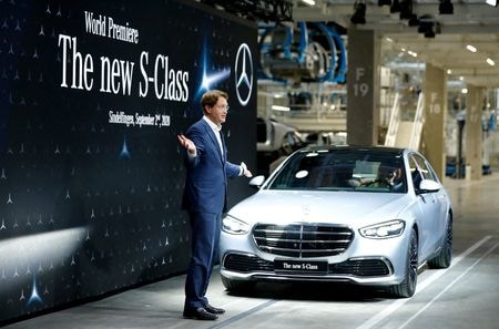 　ドイツ自動車大手ダイムラーの高級車部門が２月１日、正式に社名を変更し、「メルセデス・ベンツ・グループ」となる。写真はオラ・ケレニウス最高経営責任者（ＣＥＯ）、２０２０年９月にシュトゥットガルトで撮影（２０２２年　ロイター/Ralph Orlowski）