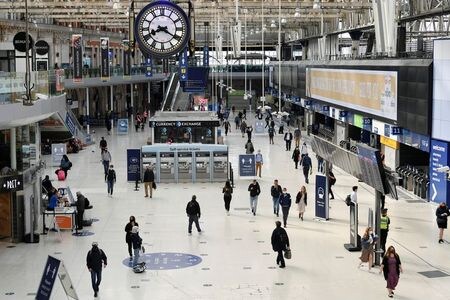 　７月８日、国際労働機関（ＩＬＯ）の首脳会議で、ガイ・ライダー事務局長は新型コロナウイルスの世界的流行（パンデミック）により労働の世界は「未曾有の危機」に突入したと述べた。写真は７月６日、ロンドンのウォータールー駅で撮影（２０２０年　ロイター/Toby Melville）