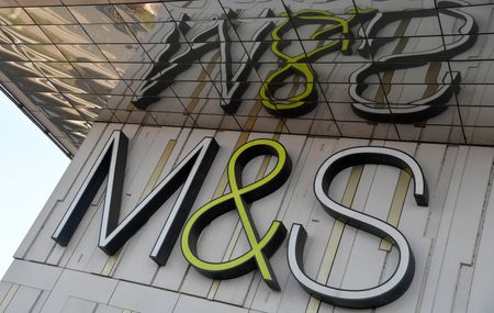 　１月１２日、英小売り大手マークス・アンド・スペンサー（Ｍ＆Ｓ）は、クリスマス商戦が好調だったことを明らかにした。ロンドンで２０２２年３月撮影（２０２３年　ロイター/Toby Melville）