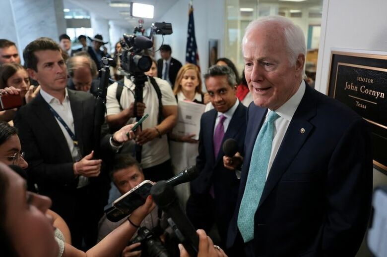 ジョン・コーニン上院議員（右）。7月29日、米ワシントンの連邦議会議事堂で撮影。REUTERS/Jonathan Ernst
