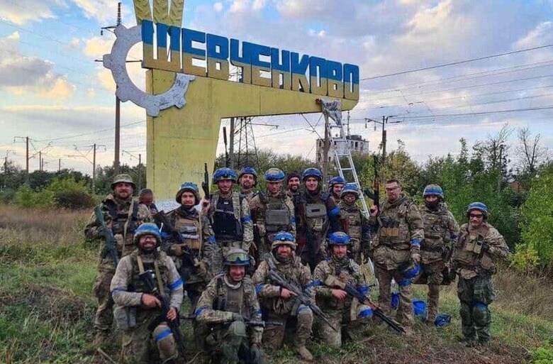 タス通信によると、ロシア国防省は9月10日、ウクライナ東部ハリコフ州の要衝イジューム周辺のロシア兵に撤退を命じ、ドネツク州の他の作戦を強化するよう指示を出したことを明らかにした。写真はウクライナ軍が奪還したハリコフ州の集落。10日ウクライナ軍提供（2022年　ロイター）