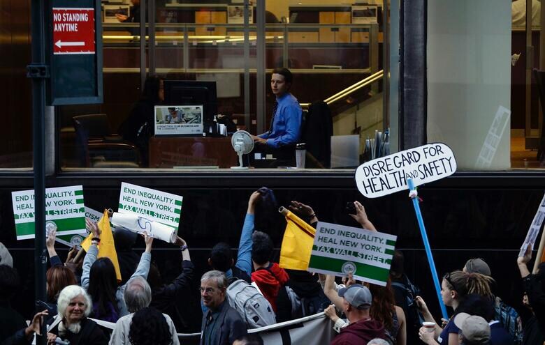 2011年、ウォール街で行われた「ウォール街を占拠せよ」運動。半年ほどで沈静化した。　REUTERS/Joshua Lott