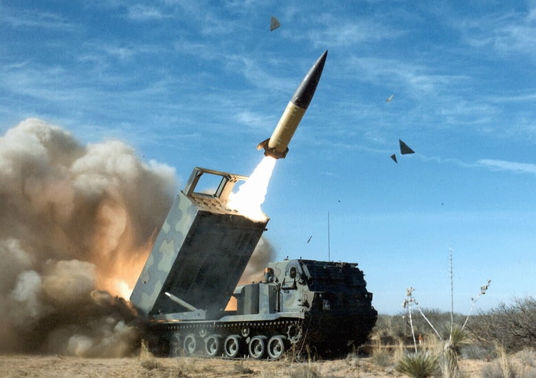 M270 MLRSから発射されるATACMS（2006年5月）　Public Domain