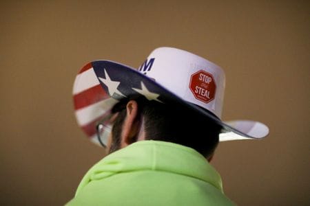 米テキサス州でこの週末に州共和党大会が開かれ、２０２０年大統領選でのバイデン氏当選の認定受け入れを拒む決議を正式採択した。写真は２０２０年大統領選結果の認定前、トランプ氏支持に集まった有権者。２０２１年１月、ワシントンで撮影（２０２２年　ロイター/Leah Millis）