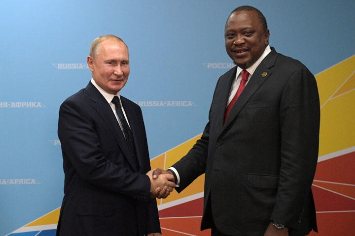 ケニアのケニヤッタ大統領と握手するプーチン大統領（2019年10月24日）　Sputnik/Alexei Druzhinin/Kremlin via REUTERS