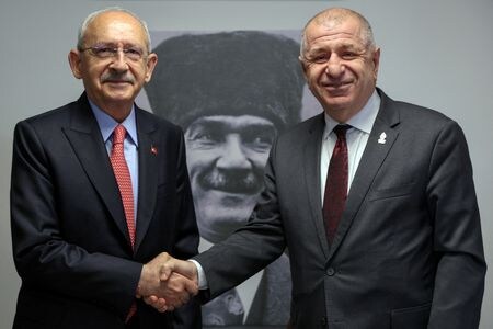 　トルコの反移民政党「勝利党」のオズダー党首（写真右）は５月２４日、今月２８日に行われる大統領選の決選投票で、主要野党統一候補のクルチダルオール氏（左）を支持すると表明した。２４日、アンカラで撮影された提供写真。Alp Eren Kaya/Republican People\'s Party（２０２３年　ロイター）