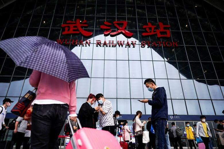 中国当局の２日の発表によると、新型コロナウイルスが最初に確認された湖北省武漢で無症状の感染者300人を調べたところ、他の人々への感染は確認できなかった。写真は5月14日、武漢駅前で撮影（2020年　ロイター/Aly Song）