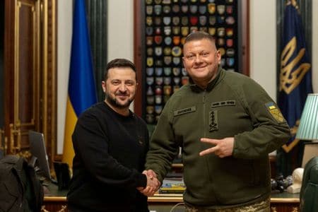 ウクライナ軍の前総司令官バレリー・ザルジニー氏（右）とゼレンスキー大統領。2024年2月、キーウで撮影。ウクライナ大統領提供写真。REUTERS