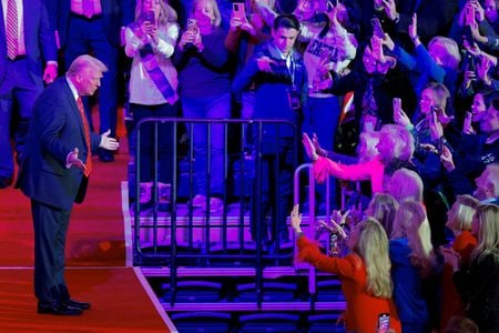 　１月１９日、トランプ次期米大統領（写真）の就任式を翌日に控え、首都ワシントンで開かれている集会に多くの支持者が集まっている。写真は、ステージから支持者に挨拶するトランプ氏。ワシントンで同日撮影（２０２５年　ロイター/Brian Snyder）