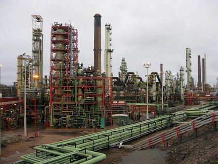２１日序盤の原油先物価格は、ウクライナ情勢を受けて１ドル超上昇している。米国や欧州連合（ＥＵ）は、ロシアがウクライナに侵攻すれば制裁を科すと明言している。写真は２０１５年１１月、フィンランド南部ポルボーの石油精製施設（２０２２年　ロイター／Jussi Rosendahl）