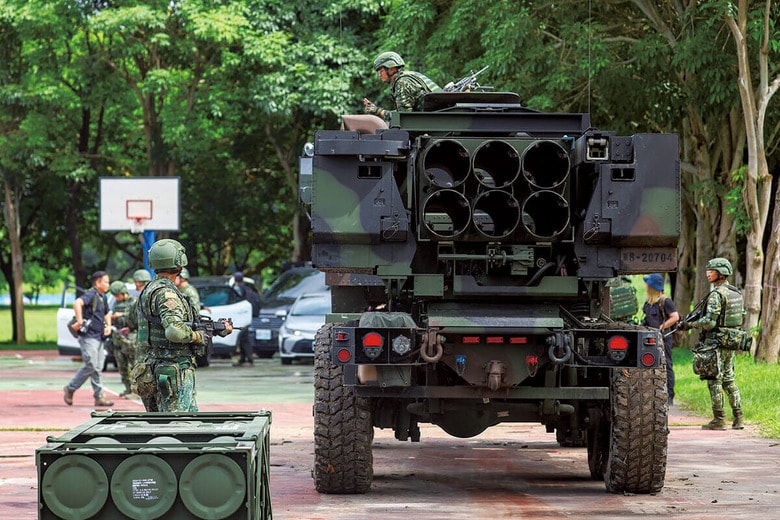 演習でHIMARSを展開する台湾軍（25年7月）　DANIEL CENGｰANADOLU/GETTY IMAGES
