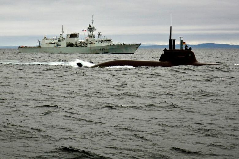 カナダ海軍の艦艇が、独TKMS製のドイツ海軍の潜水艦と並走する様子。2015年5月4日、大西洋で行われた演習で撮影された提供写真。U.S. Navy/Mass Communication Specialist 2nd Class Amanda S. Kitchner/Handout via REUTERS