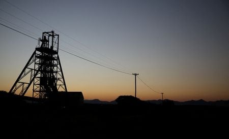 世界的なプラチナ生産大手で南アフリカのアングロ・アメリカン・プラチナム（アムプラッツ）は１９日、２０２３年通期利益が前年比７１％減と落ち込んだことを受け、南ア鉱山の従業員を数千人規模で削減する計画を明らかにした。写真はアムプラッツの鉱山。南アフリカで１６年６月撮影。（2024年 ロイター/Siphiwe Sibeko/File Photo）