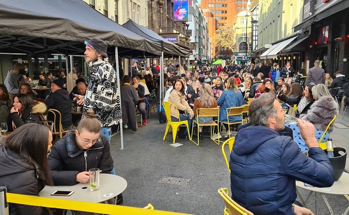 ロンドンの繁華街ソーホーの路上はレストランやパブの飲食客で占拠された（4月12日、筆者撮影）