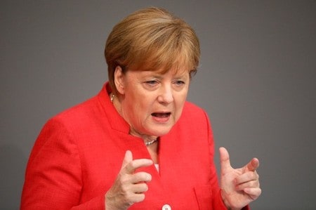 　７月５日、ドイツのメルケル首相（写真）は、米国からの輸入車にＥＵが課す関税を引き下げることに前向きな姿勢を示した。米国が譲歩次第でＥＵからの自動車輸入に関税を課すとの案を撤回すると発言したことに応えた形だ。ベルリンで４日撮影（２０１８年　ロイター/Hannibal Hanschke）