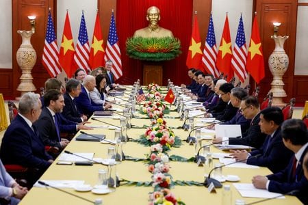 　ベトナムは９月１０日、米国との外交関係を最上位に引き上げたと明らかにした。最高指導者のグエン・フー・チョン共産党書記長がハノイを訪問したバイデン米大統領との会談で述べた（２０２３年　ロイター/Evelyn Hockstein）