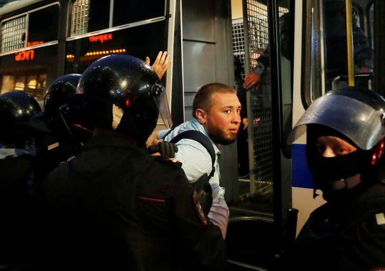 ロシアのプーチン大統領の長期続投に道を開いた憲法改正に反対し、モスクワで抗議デモを行っていた市民100人以上が逮捕された。(2020年　ロイター/Evgenia Novozhenina)