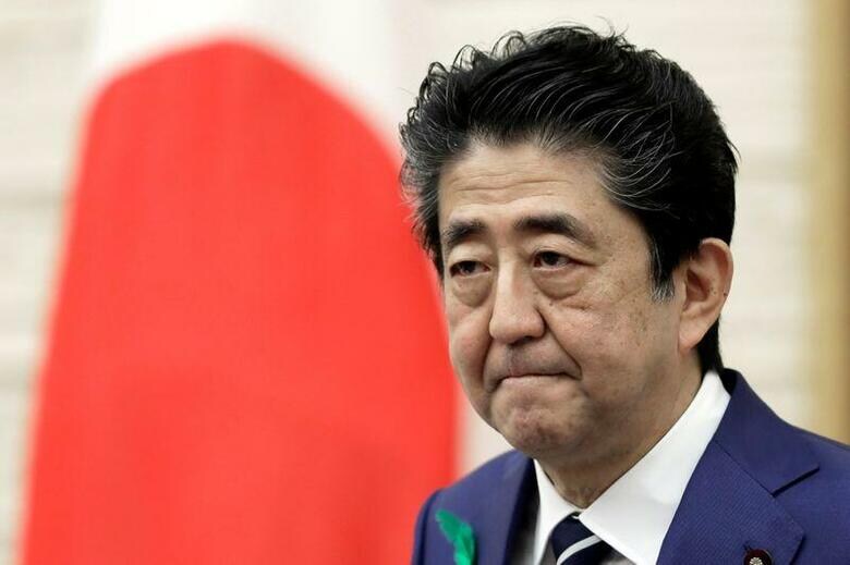 安倍晋三首相（写真）は記者会見で、新型コロナ対策で国民に一律10万円の支給を決めたことについて、現金給付の総額は14兆円を上回る規模になるとしたうえで、閣議決定後に補正予算を組み替える混乱を招いたことは自身の責任であり、お詫びすると語った。首相官邸で代表撮影（2020年　ロイター）