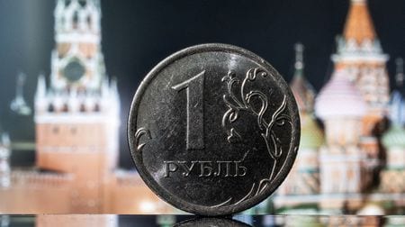 　８月１６日、世界の主要金融機関でつくるＥＭＥＡ（欧州・中東・アフリカ）クレジットデリバティブ決定委員会（ＣＤＤＣ）は、国際投資家がクレジット・デフォルト・スワップ（ＣＤＳ）の決済に使用できるロシア国債８銘柄のリストを公表した。写真はロシアのルーブル硬貨。モスクワで６月撮影（２０２２年　ロイター／Maxim Shemetov）