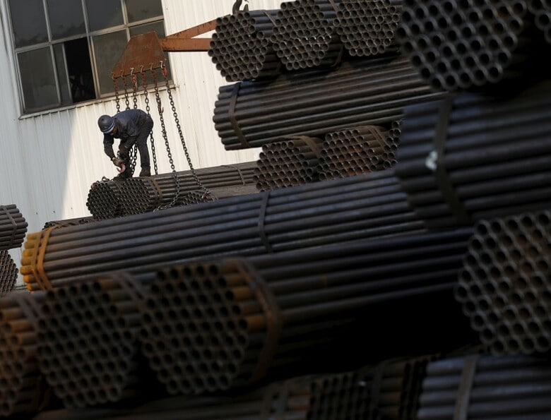 １１月１５日、欧州議会は、中国のダンピング（不当廉売）から欧州連合（ＥＵ）域内の産業を保護する法案を賛成５５４、反対４８の賛成多数で可決した。年内に施行される。写真は湖北省唐山市の鋼管工場で２０１５年１１月撮影（２０１７年　ロイター／Kim Kyung Hoon）