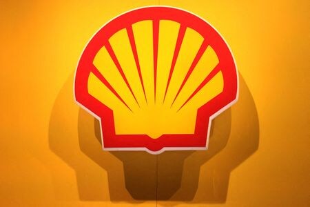 　３月２日、英石油大手シェルが、欧州および米国における化学事業資産の売却の可能性を検討していることが分かった。写真は同社のロゴ。カナダのバンクーバーで２０２３年７月撮影（２０２５　ロイター／Chris Helgren）