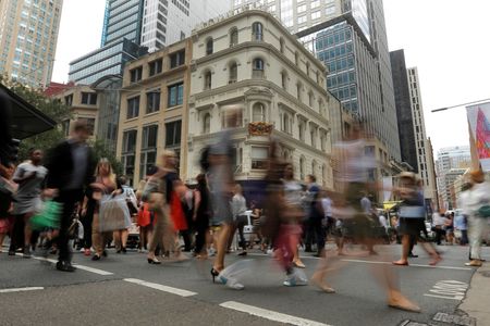 　オーストラリア統計局が１７日発表した６月の就業者数はわずかな増加にとどまった。失業率は２０２１年終盤以来の高水準に上昇。予想外に弱い内容で、来月の利下げを正当化する材料となった。写真は豪シドニーで２０１６年１２月撮影（２０２５年　ロイター/Jason Reed）