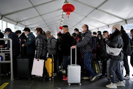 　２日発表された公式データによると、中国の年末年始３日間の国内旅行件数は前年比１５５％増の１億３５００万件となった。上海で２０２３年１月撮影（２０２４年　ロイター/Aly Song）