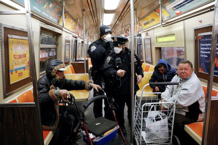 MTAは当初、乗務員のマスク着用を禁止していた　Andrew Kelly-REUTERS